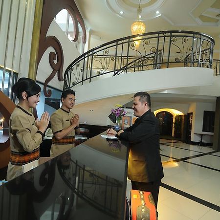 Hotel Swarna Dwipa Palembang Extérieur photo