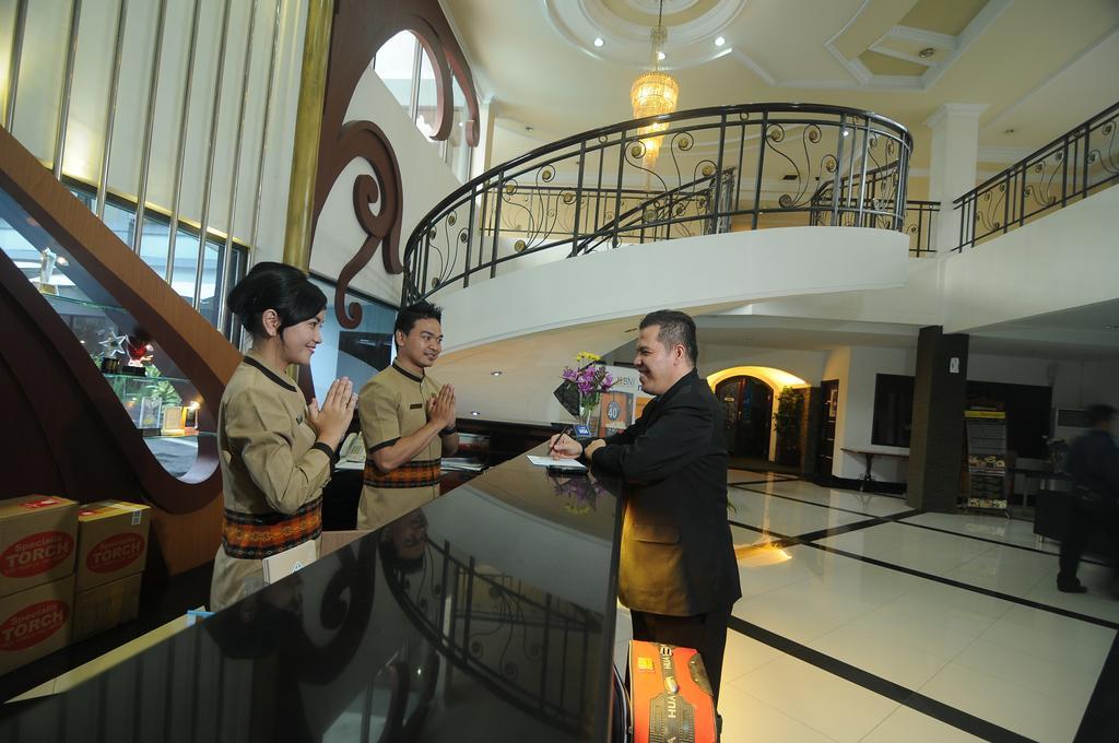 Hotel Swarna Dwipa Palembang Extérieur photo