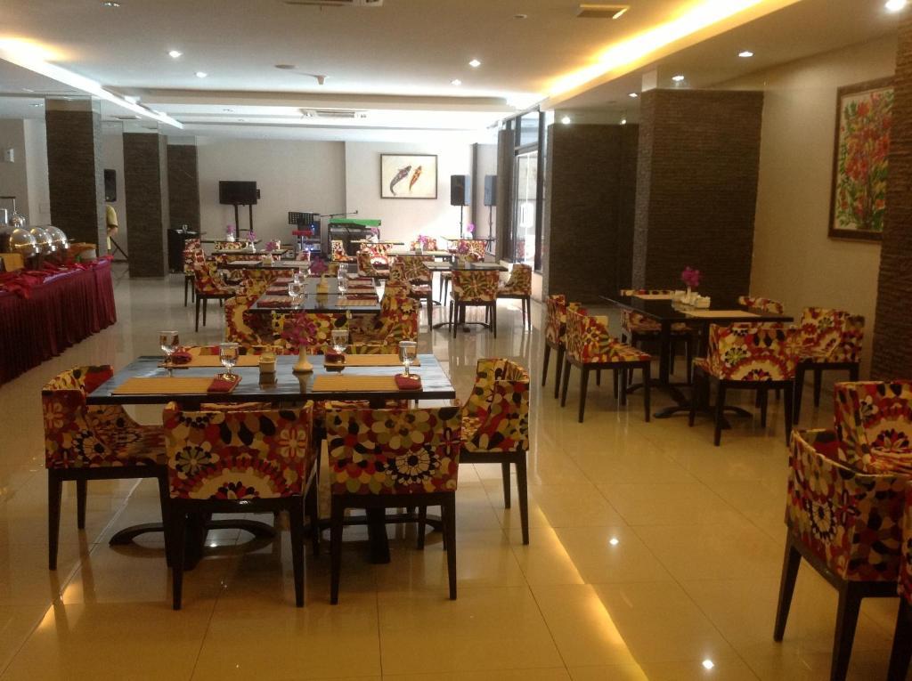 Hotel Swarna Dwipa Palembang Extérieur photo